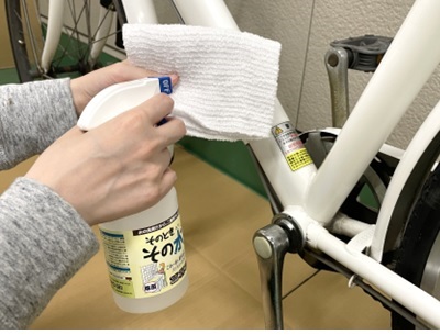 ウエスに「そのとき・その水」をスプレーしているところ"