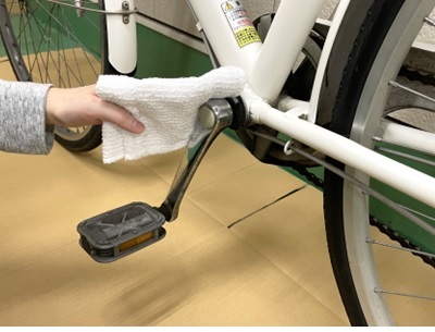 ウエスでペダル部分を拭き取っているところ"