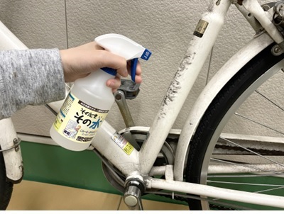 汚れた部分に「そのとき・その水」を直接スプレーしているところ