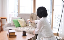 ソファに「除菌に･この水」をスプレーしている様子