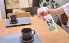 テーブルに「除菌に･この水」をスプレーしている様子