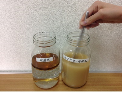アルカリ電解水とごま油を撹拌中