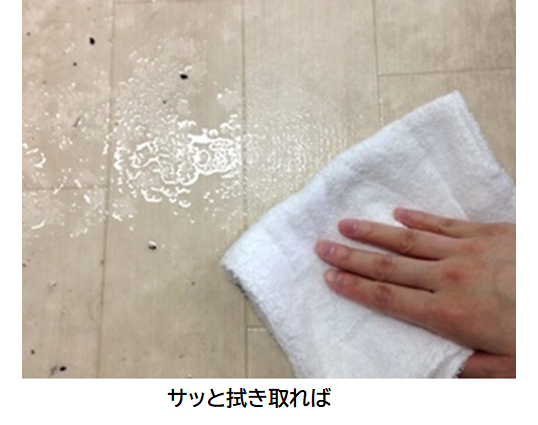 フローリングを拭き取っている様子