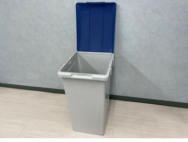 ゴミ箱を自然乾燥させている様子